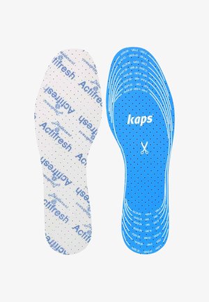 Hvide og blå perforerede skosåler, den ene mærket "Actifresh", den anden "kaps" med størrelsesvejledninger og et saksikon til trimning.