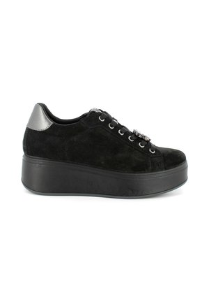 Sneakers piattaforma in suede nero con accenti metallici, punta tonda, lacci frontali e suola nera testurizzata per aderenza e supporto.