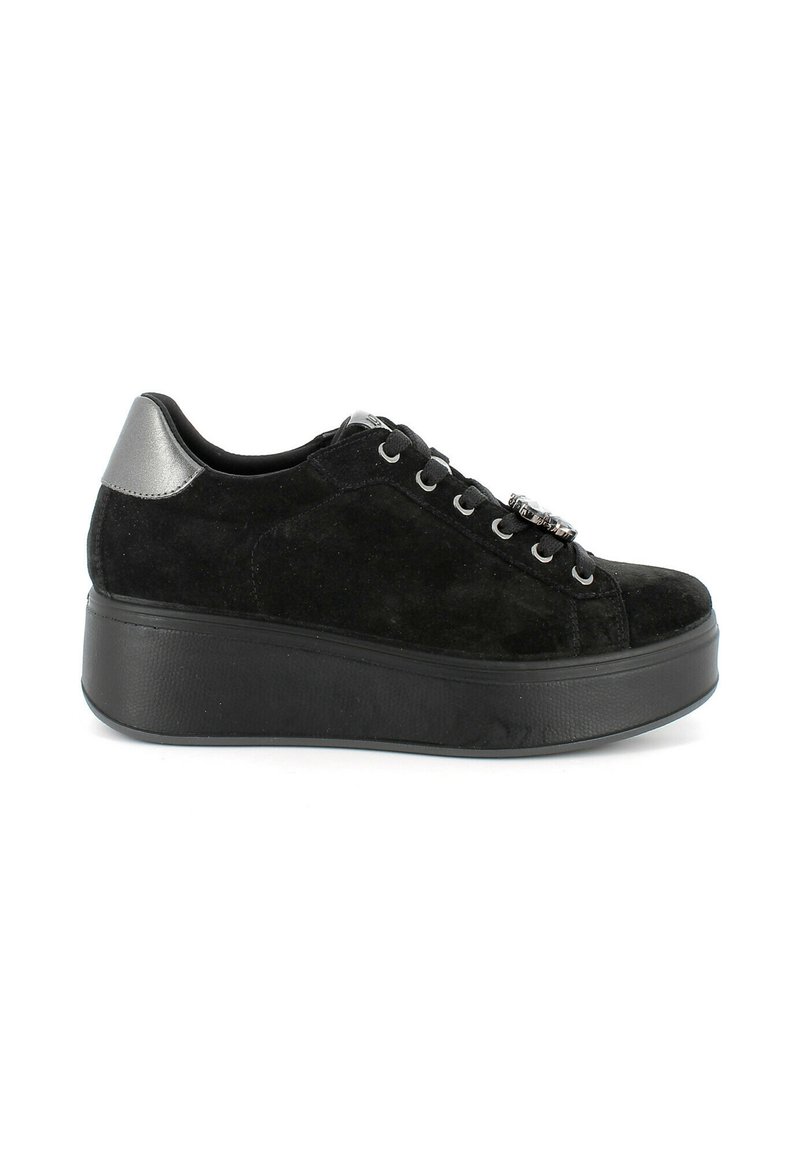 Sneakers piattaforma in suede nero con accenti metallici, punta tonda, lacci frontali e suola nera testurizzata per aderenza e supporto.