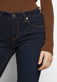 QS Kavbojke slim fit - blue denim