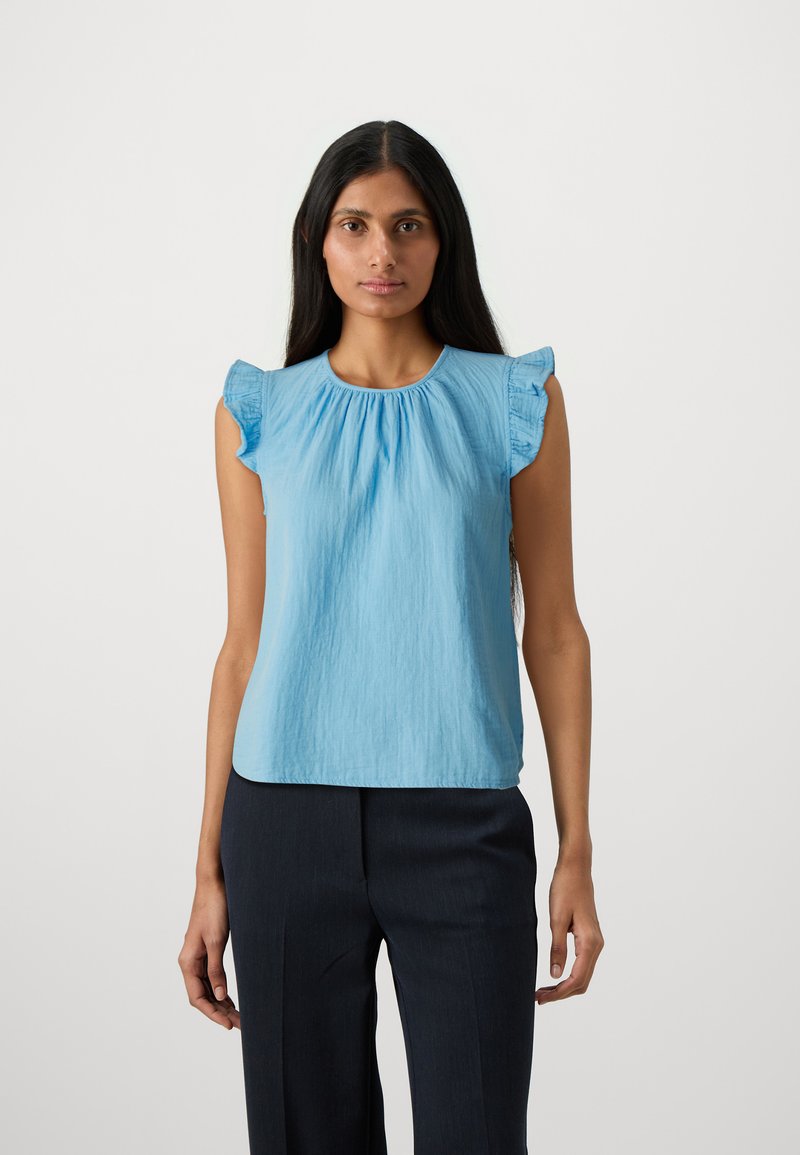 Top senza maniche azzurro chiaro realizzato in tessuto morbido, con dettagli arricciati sul collo e accentuazioni a volant sulle spalle.