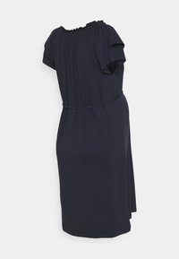 Mörkblå klänning i lätt tyg. Har korta ärmar, en rynkad halsringning och ett gathered midja med detaljer i form av knytning.