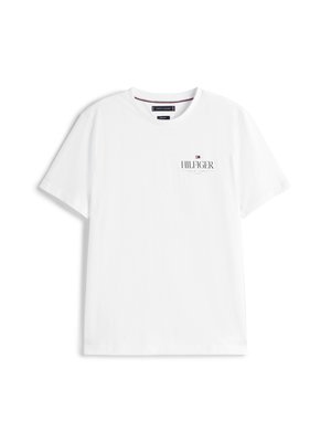 Valkoinen puuvillapaita, lyhyet hihat, pyöreä kaula-aukko. Mukana "HILFIGER"-logo mustana punaisilla ja sinisillä yksityiskohdilla, minimalistinen muotoilu.