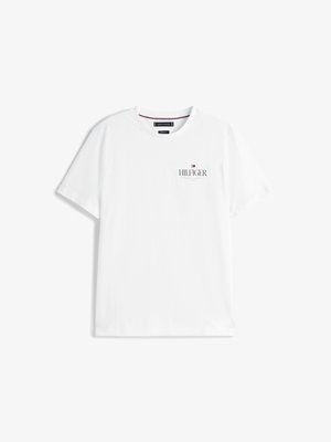 Fehér pamut póló, rövid ujjú, kerek nyakkivágású. Fekete "HILFIGER" logóval, piros és kék kiegészítőkkel, minimális dizájnnal.