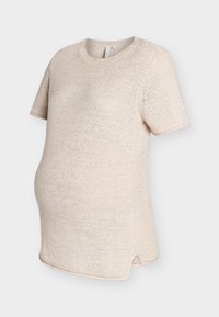 T-shirt de maternité beige en tricot avec manches courtes, col rond, fentes latérales et texture douce. Présente une coupe décontractée pour plus de confort.