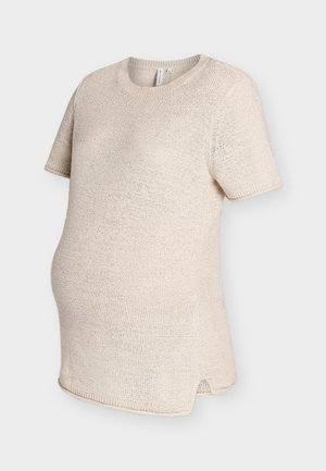 T-shirt de maternité beige en tricot avec manches courtes, col rond, fentes latérales et texture douce. Présente une coupe décontractée pour plus de confort.