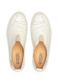 Zapatos slip-on de piel blanca con diseño perforado, paneles laterales elásticos y bordes de costura contrastantes, que cuentan con una plantilla de cuero natural.