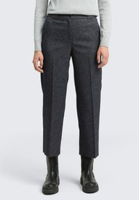 HerenCharcoal wollen broek met rechte pasvorm, voorzien van voorplooien en een soepele textuur. Draag het met zwarte enkellaarsjes.