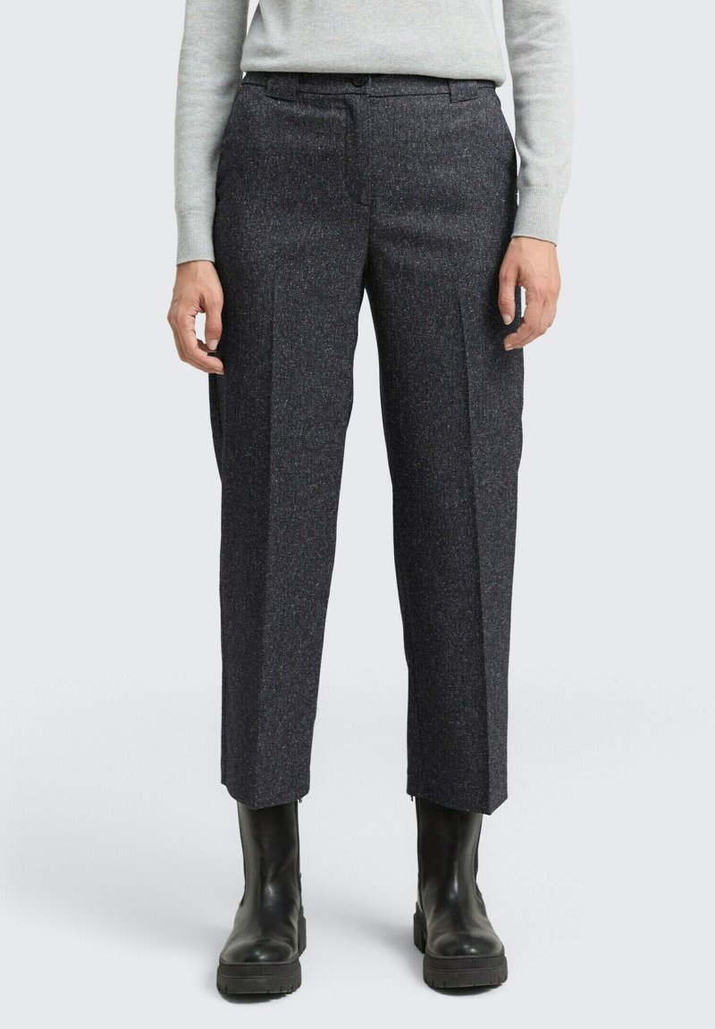 HerenCharcoal wollen broek met rechte pasvorm, voorzien van voorplooien en een soepele textuur. Draag het met zwarte enkellaarsjes.