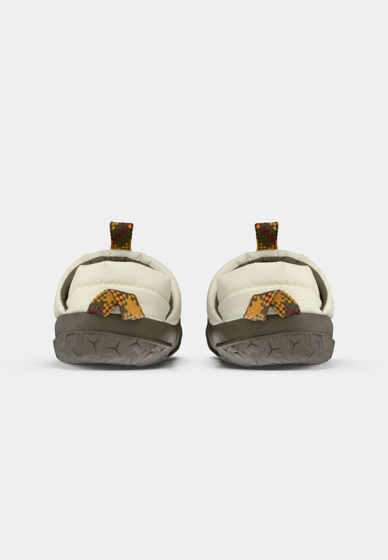 Schuhe mit einem gepolsterten cremefarbenen Obermaterial, brauner Gummisohle und buntem, gewebtem Fersenriemen. Strukturiert Sohlen mit einem Sternmuster.