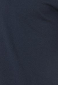 Dunkelmarineblauer Baumwollstoff mit einer glatten, gleichmäßigen Textur, die einen subtilen Glanz und eine gleichmäßige Farbe aufweist.