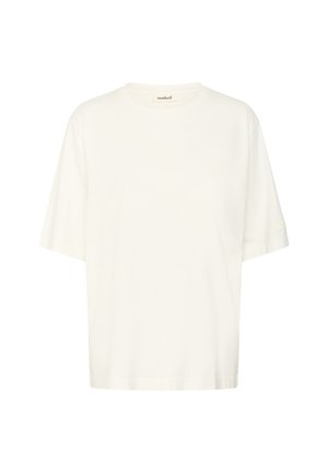 Balts kokvilnas T-krekls ar brīvu piegriezumu, īsām piedurknēm un apkakli. Iezīmēts ar smalku zīmolu kreisās piedurknes pusē. Gluda tekstūra.