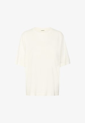 Balts kokvilnas T-krekls ar brīvu piegriezumu, īsām piedurknēm un apkakli. Iezīmēts ar smalku zīmolu kreisās piedurknes pusē. Gluda tekstūra.