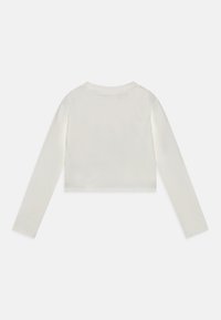 Bílý krátký dlouhý rukáv top. Hladká bavlněná tkanina. Kolečkový výstřih. Jednoduchý design se šitými okraji. Žádné viditelné vzory nebo výzdoby.