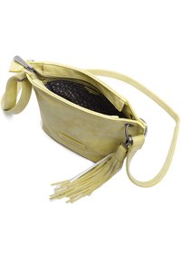 Žlutá kožená kabelka přes rameno s třásněmi, zipem nahoře a podšívkou s puntíky.