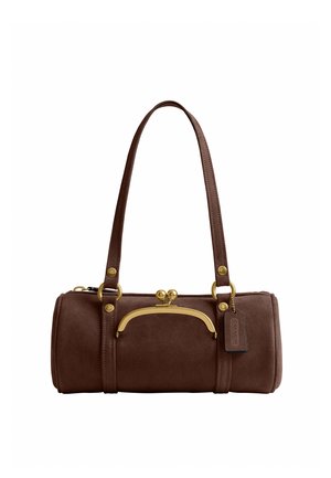 Sac à main cylindrique en daim marron avec longues bretelles, détail de fermoir doré et petite étiquette de marque en cuir sur fond blanc.