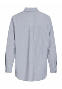 Camisa de botones de rayas azules y blancas, de manga larga, con cuello clásico y corte relajado, presenta pliegues en la parte posterior y puños abotonados.