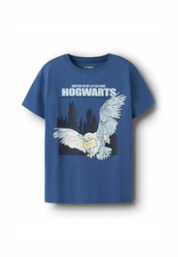 Camiseta de algodón azul con un gráfico de un búho sosteniendo una carta con el texto "Esperando mi carta de HOGWARTS" y la silueta de un castillo.