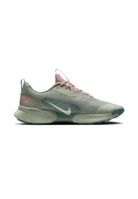 Lys grøn løbesko med en tekstureret mesh-overdel, pink accenter på snørebåndene og en teal hæl. Har Nike-logo og en plettet sål.