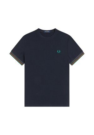 Marineblauw T-shirt met korte mouwen en ronde hals, klein groen lauwerkranslogo op de borst en gestreepte mouwboorden in bruin en groen.