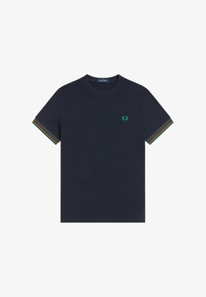 Marineblauw T-shirt met korte mouwen en ronde hals, klein groen lauwerkranslogo op de borst en gestreepte mouwboorden in bruin en groen.