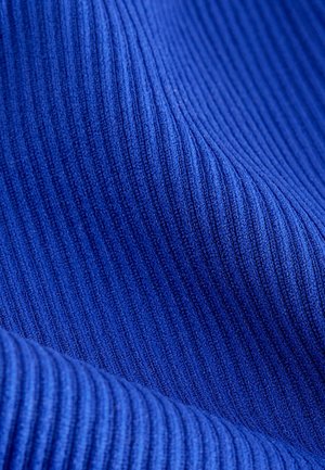 Tessuto a coste di un vivido blu, che mostra una texture morbida e linee orizzontali uniformi; finitura liscia su tutta la superficie.