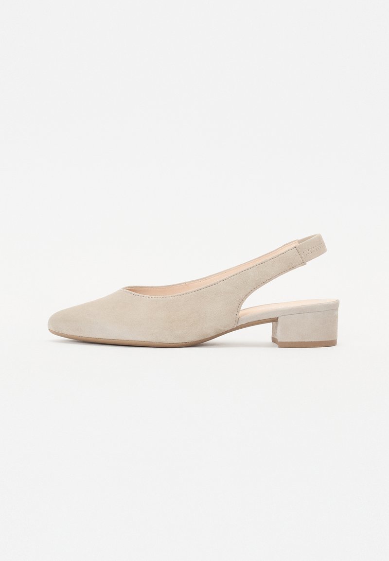 Chaussure slingback en daim beige avec petit talon bloc, bout arrondi et bride arrière ouverte sur fond blanc.