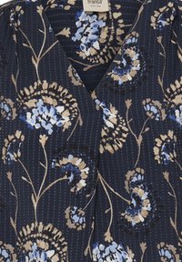 Marineblauwe bloemenwikkelblouse met blauwe en beige patronen, gestructureerde stof en een V-halsontwerp met subtiele gestreepte details.