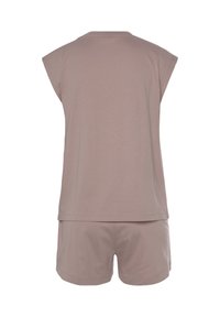 Kurze Ärmel, hellbraunes Baumwoll-Loungewear-Set mit einem lockeren Oberteil und passenden Shorts. Einfaches Design ohne auffällige Muster.