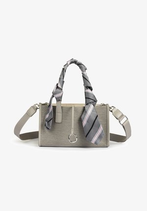 Sac à main rectangulaire gris avec une bandoulière amovible, des poignées courtes enveloppées dans une écharpe grise et rose à rayures, et un détail anneau argenté sur le devant.
