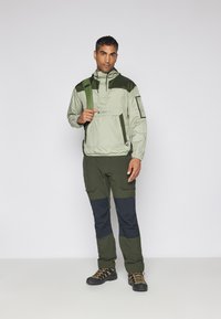 Columbia CHALLENGER™  - Vindjakke - safari/greenscape