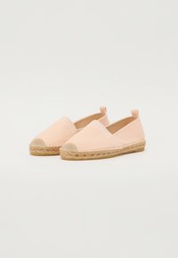 Espadrile din pânză roz pal, cu talpă împletită din iută, vârf rotund și panou elastic pe lateral; detaliu cu logo pe partea superioară.