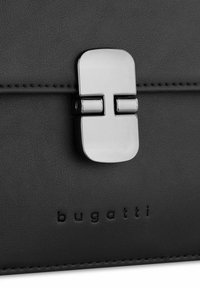 Borsa in pelle nera con chiusura in metallo argentato e logo "bugatti" in rilievo, caratterizzata da una texture liscia e un design elegante.