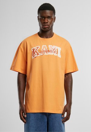 Karl Kani SERIF ORIGINATOR  - T-shirt z nadrukiem - apricot