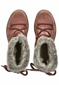 Botines de ante marrón con un forro interior gris suave, puntera reforzada y cordones marrones. Superficie texturizada y diseño redondeado.