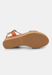Bata Platvormsandaalid - braun