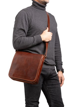 Borsa a messanger in pelle marrone con una finitura liscia e cuciture a contrasto, dotata di una tracolla regolabile e chiusura a soffietto.