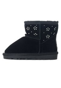 Stivaletto alla caviglia in suede nero con decorazioni in cristallo, superficie testurizzata e suola in gomma piatta. Presenta un punta rotonda e cuciture a vista.