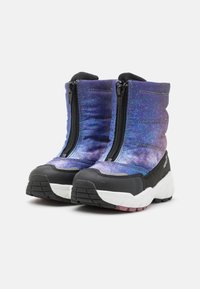 Bottes d'hiver violettes et noires avec fermeture éclair, matériau texturé et semelle blanche épaisse, présentant un design galaxie et un upper rembourré.