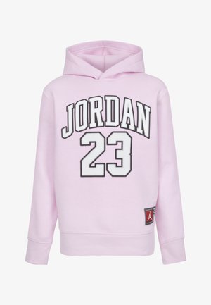 Roosa kapuutsiga sviiter, millel on musta ja valgega trükitud "JORDAN" ja "23". Ribaga mansetid ja alläär, alumises osas logo silt.