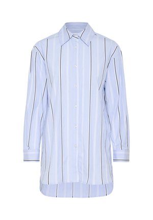 Jasnoniebieska koszula z długim rękawem, w białe i ciemnoniebieskie pionowe paski, z zapięciem na guziki z przodu, wyprofilowanym kołnierzykiem i zaokrąglonym hemem.