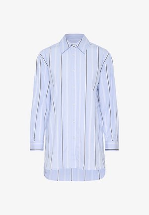 Jasnoniebieska koszula z długim rękawem, w białe i ciemnoniebieskie pionowe paski, z zapięciem na guziki z przodu, wyprofilowanym kołnierzykiem i zaokrąglonym hemem.