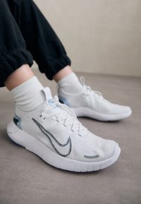 FREE RN FK NATURE - Road running shoes - platinum tint/iron grey/light armory blue/white/university blue
