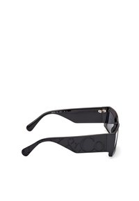 Gafas de sol negras con montura angular y lentes oscuros. Presentan brazos texturizados con marca en relieve. El material parece brillante y resistente.