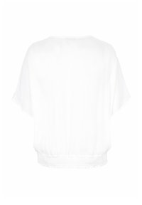 Witte top met korte mouwen, een ontspannen pasvorm, geribbelde textuur en een gathered elastische zoom. Beschikt over een bootkraag en lichtgewicht stof.