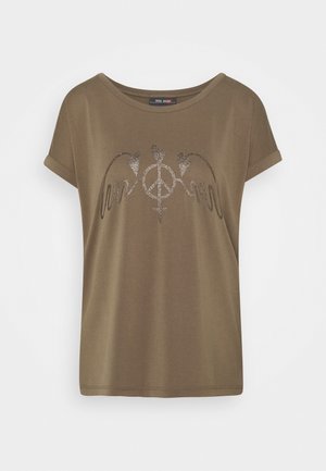 T-shirt vert olive à manches courtes avec un symbole de paix scintillant, des ailes et des cœurs en motif sur le devant.