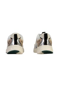 Scarpe sportive con una tomaia prevalentemente bianca, accenti argentati, dettagli beige e una suola texturizzata con un design del battistrada verde.