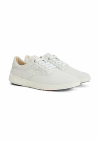 Sneakers bianchi in pelle con dettagli perforati, lacci piatti, collo imbottito e suola testurizzata per grip e flessibilità. Design minimalista.