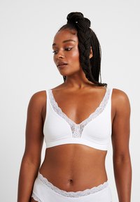 Hanro SOFT CUP - Reggiseno a triangolo - white