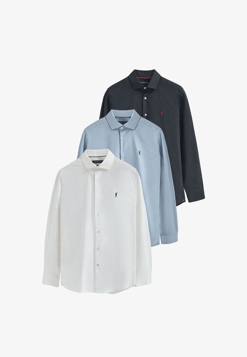 Tre camicie a maniche lunghe: bianca, azzurro chiaro e blu scuro. Tutte presentano una chiusura a bottoni e un piccolo logo sul petto. Materiale in cotone.